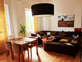 Nana-EG-80m2 sanierter Altbau-Parkplatz-kleiner Garten-WLAN-NETFLIX-2Zimmer-Küche-Dusche-Wanne